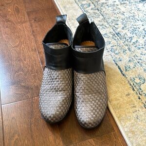 Bernie Mev sz 39 or 8.5 gunmetal shoes